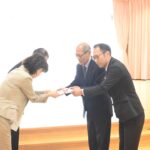 目録を手渡す有本代表取締役（右から2番目）ら