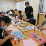 プラスチックごみを再活用した作品を作る子どもたち=岡山県津山市で