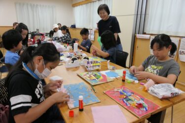プラスチックごみを再活用した作品を作る子どもたち=岡山県津山市で
