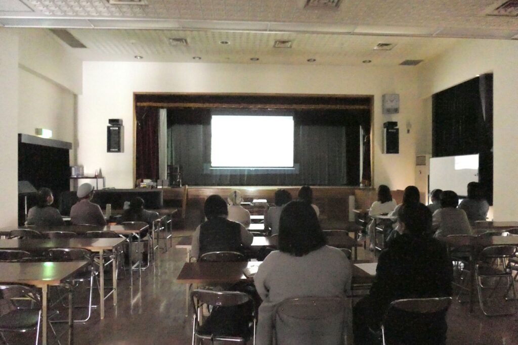 映画を通じて子どもたちの居場所について理解を深める参加者