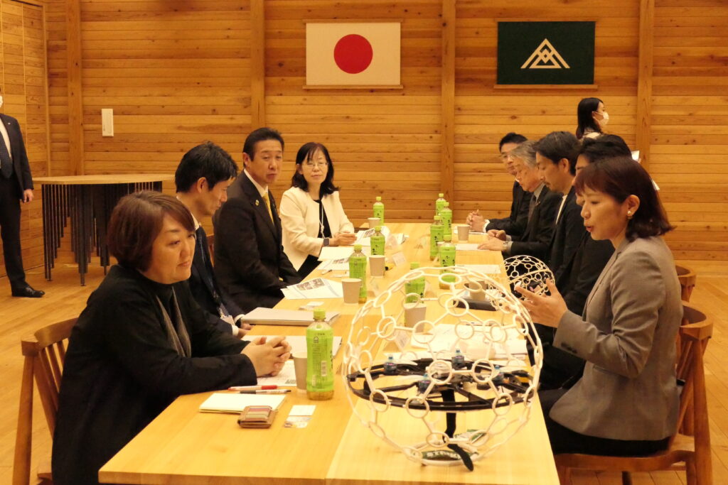 西粟倉村のローカルベンチャー企業から話を聞く黄川田大臣（左奥から二番目）=西粟倉村、あわくら会館で