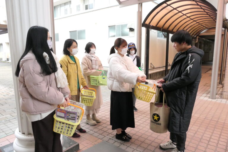 闇バイトに対する啓発用グッズを配る学生=岡山県津山市で