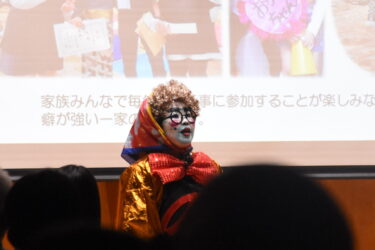 講演する蓬郷さん=岡山県真庭市で