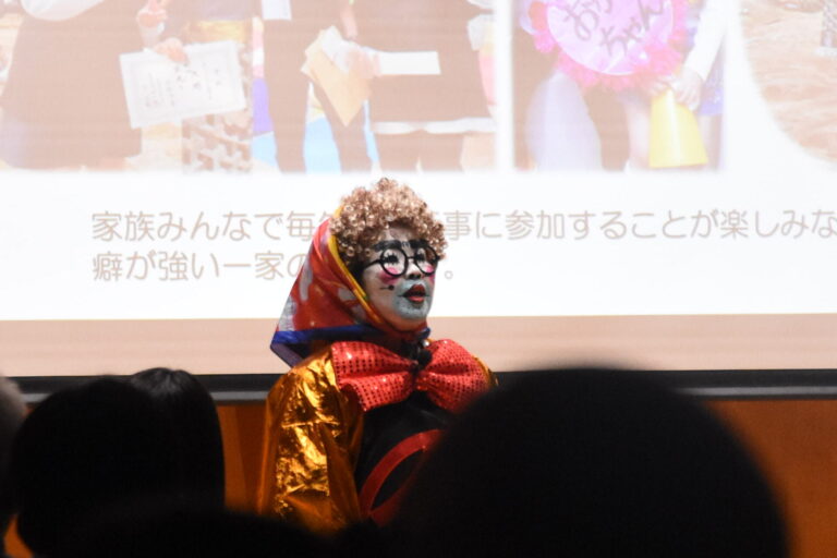 講演する蓬郷さん=岡山県真庭市で