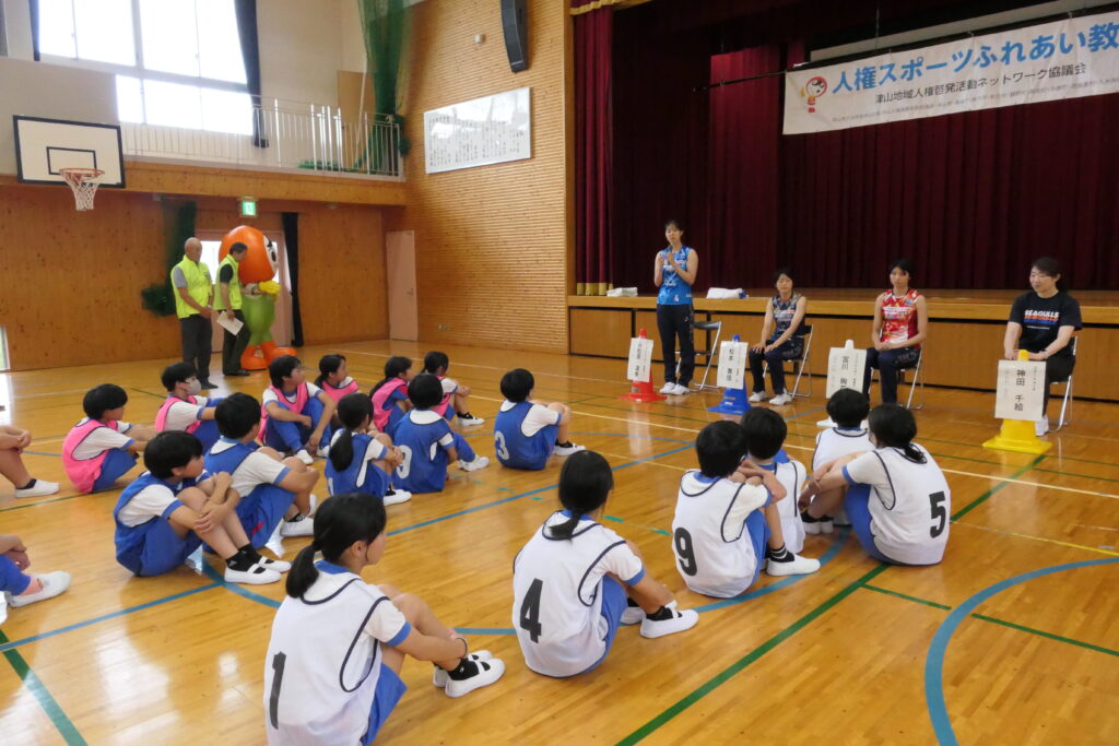 思いやりの大切さについて子どもたちに呼びかける選手
