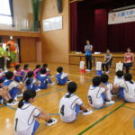 思いやりの大切さについて子どもたちに呼びかける選手