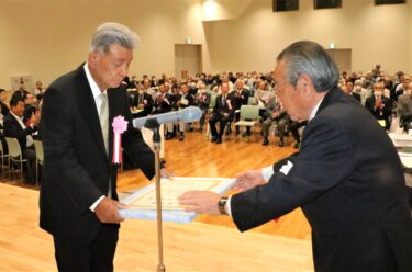 連合町内会長表彰を受ける町内会長の代表=岡山県津山市で