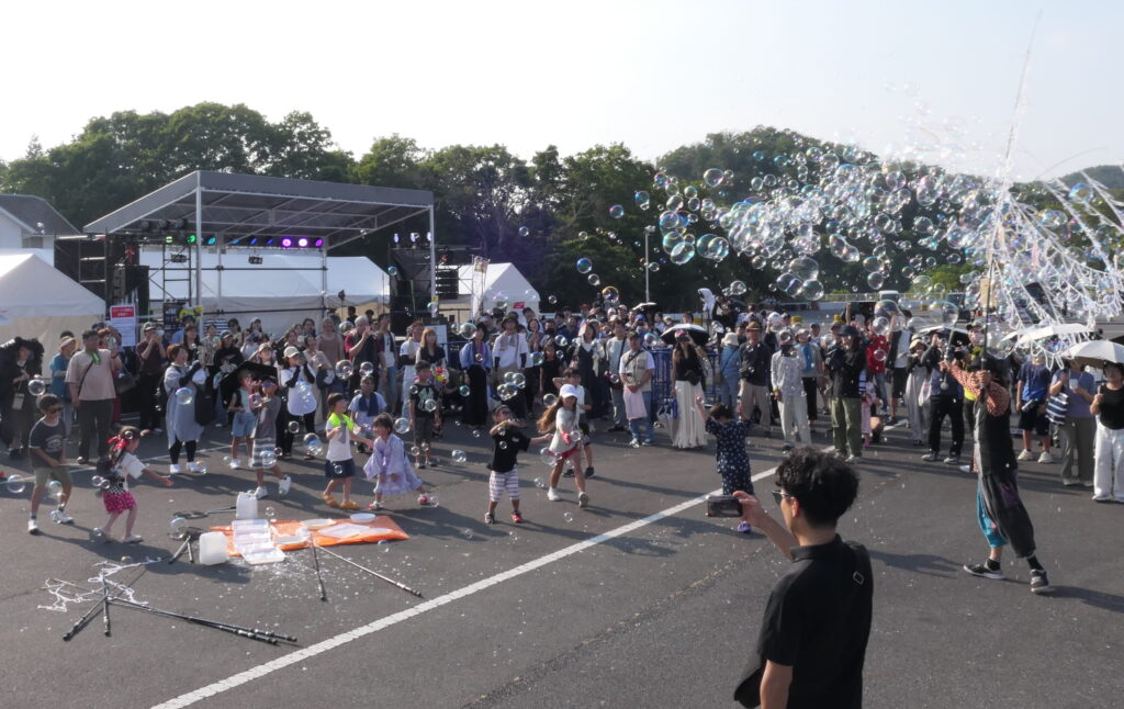 シャボン玉パフォーマンスで子どもたちを笑顔にした大道芸人・チャーリーさん