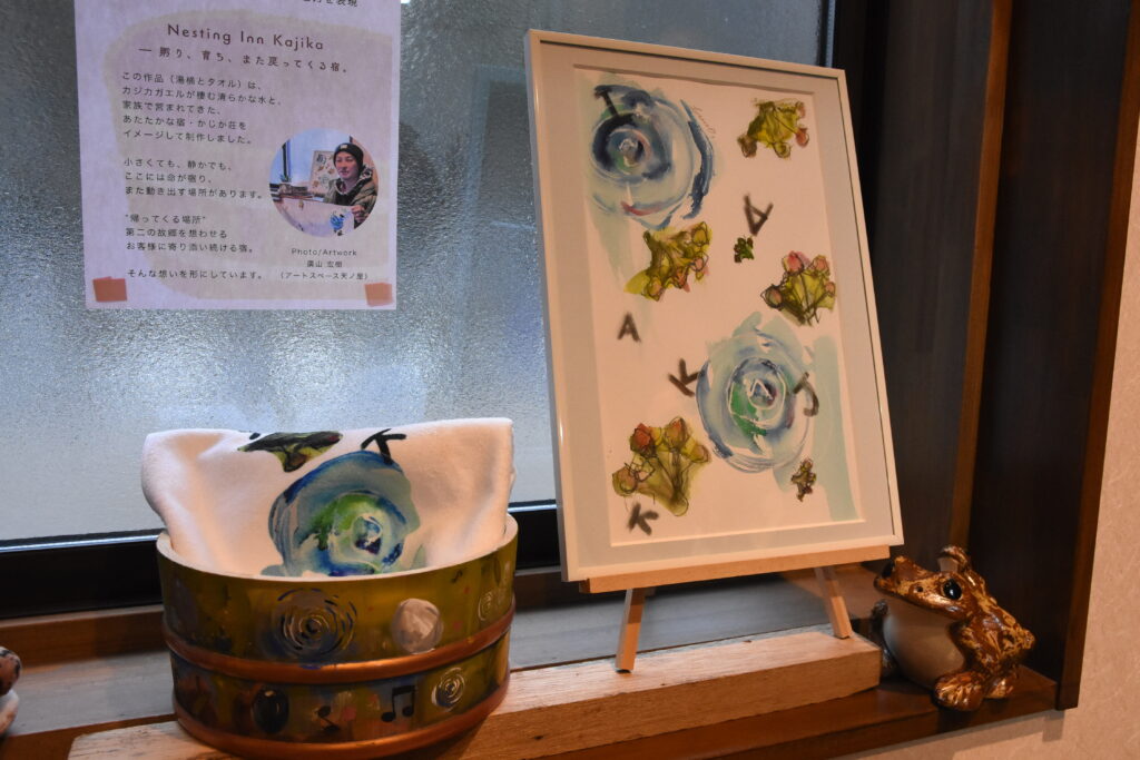 「OKEDOKORO（桶どころ）」シリーズの湯桶アートと、オリジナルタオル