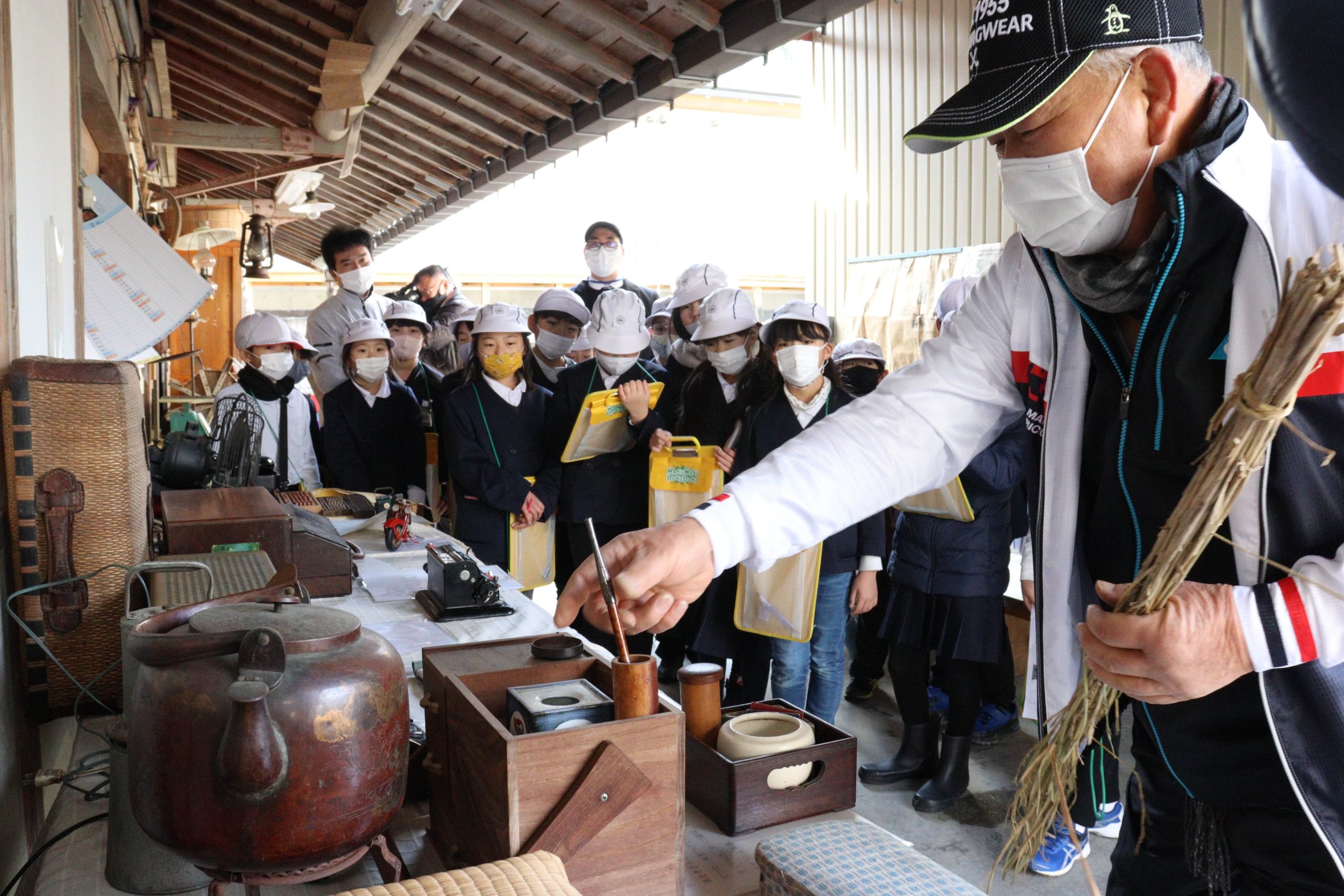 誠道小学校３年生が昔の道具見学