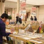 お気に入りの一枚を探す来場者＝岡山県津山市で