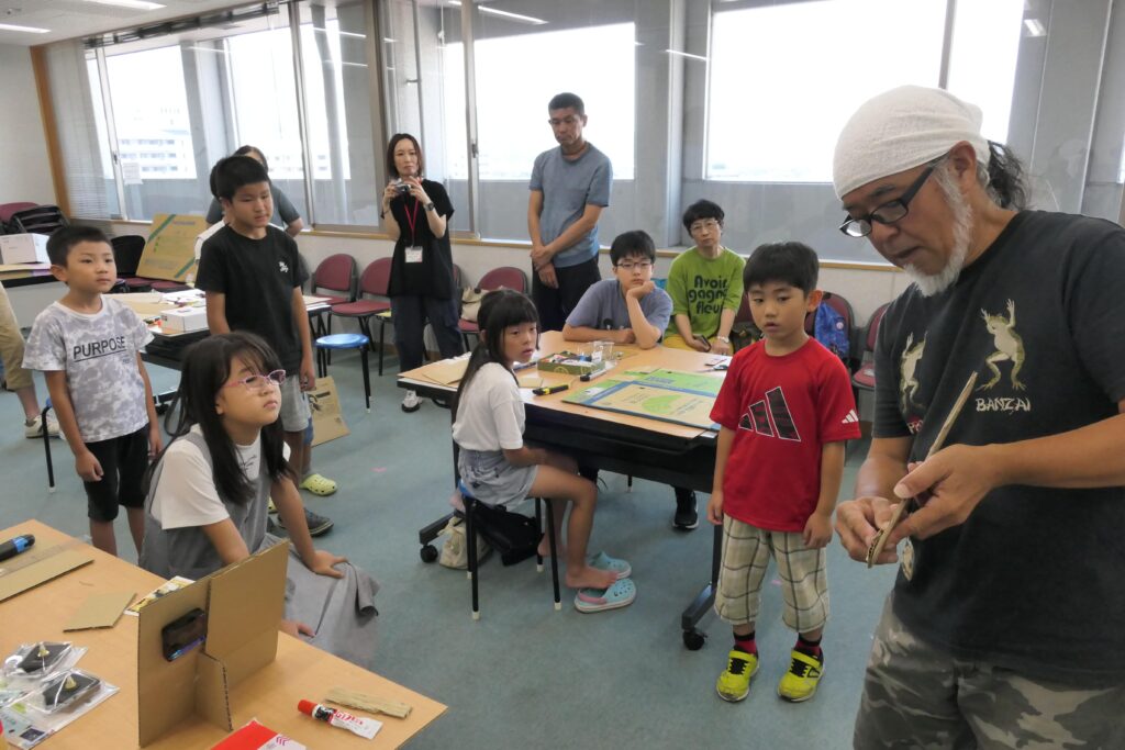笠さんの説明に耳を傾ける子どもたち