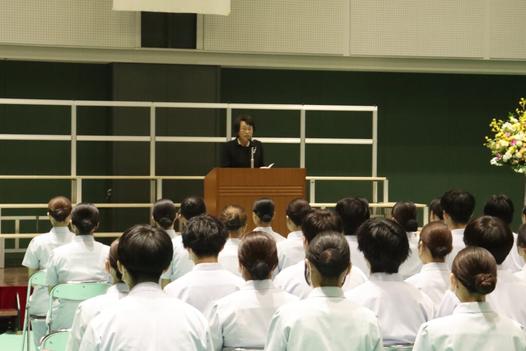 1年生に激励の言葉を述べる安藤校長