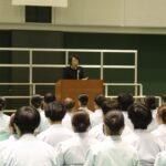 1年生に激励の言葉を述べる安藤校長