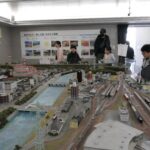 津山市の町並みを模したジオラマと鉄道模型を観賞する参加者