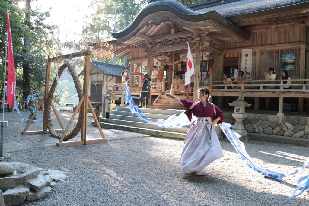 「ドラゴンポイ」を操り、龍の舞を奉納する田邉さんと井本さん