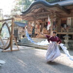 「ドラゴンポイ」を操り、龍の舞を奉納する田邉さんと井本さん