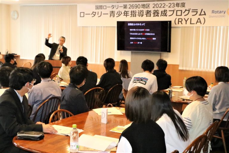 ホルモンうどんによるまちおこしについて聞く参加者＝岡山県津山市にて