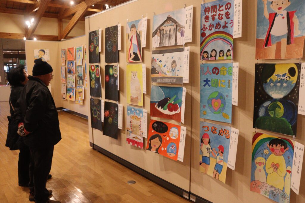 会場に並ぶ美作地域の小学生の作品