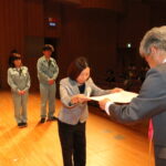 県商工会連合会会長表彰を受ける代表の国本さん=岡山県久米南町で