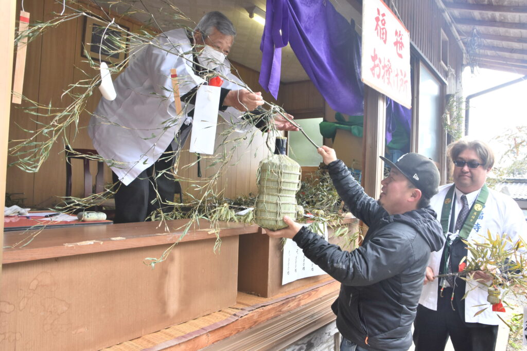 福笹を買い求める参拝者