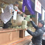 福笹を買い求める参拝者