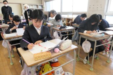 指導を受けながら俳句をつくる児童たち=岡山県津山市で