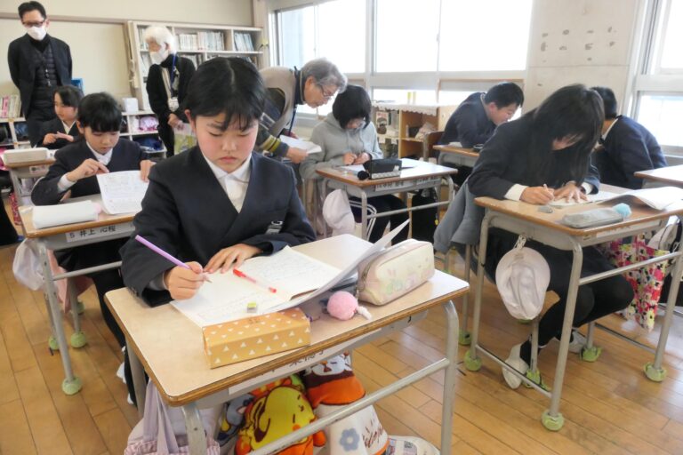 指導を受けながら俳句をつくる児童たち=岡山県津山市で