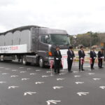 テープカットし初荷の出発を祝う関係者＝岡山県美作市で