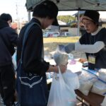 食料品を受け取る大学生たち=岡山県津山市で