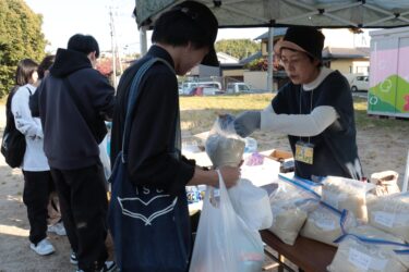 食料品を受け取る大学生たち=岡山県津山市で