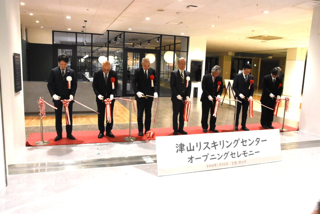 テープカットで祝う関係者