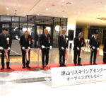 テープカットで祝う関係者