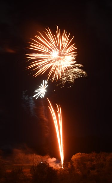 二宮青壮年団（森数高嗣団長）は24日夜、結成45周年を記念するサプライズ花火を行った。