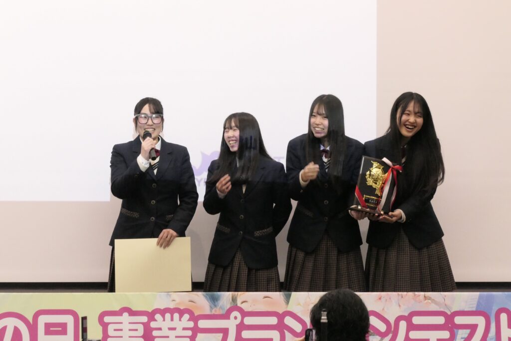 最優秀賞を獲得した「4ever」のメンバー