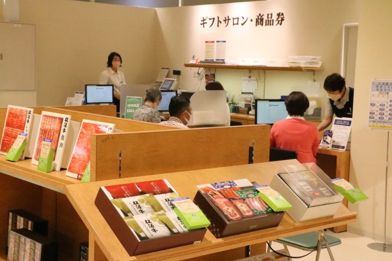 にぎわう百貨店の中元ギフトコーナー