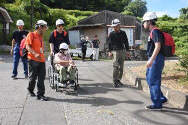 車いすや担架を使った避難支援を実践=岡山県美咲町で