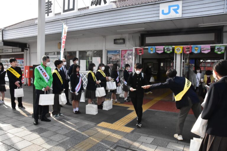 20歳未満の飲酒防止・飲酒運転撲滅のティッシュを配る参加者=岡山県津山市で