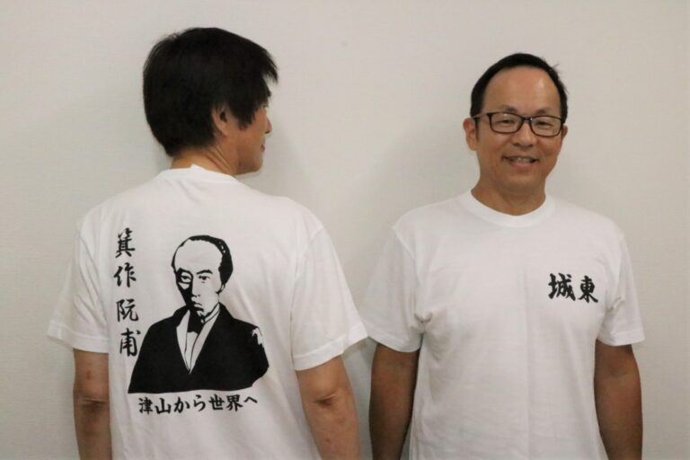 箕作阮甫のイラストをあしらったオリジナルTシャツ=岡山県津山市で