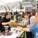 おいしい食事やビールを楽しむ家族連れら=岡山県津山市で