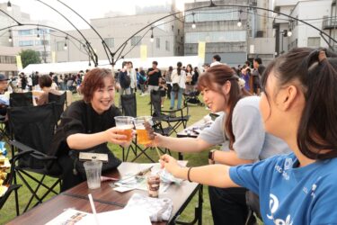 おいしい食事やビールを楽しむ家族連れら=岡山県津山市で