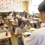通知表を受け取る3年児童＝岡山県津山市、鶴山小で