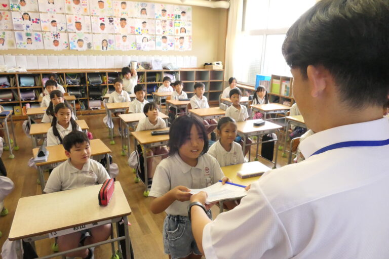 通知表を受け取る3年児童＝岡山県津山市、鶴山小で
