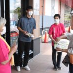 おすすめの野菜レシピを配る栄養委員=岡山県津山市で