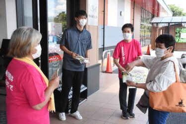 おすすめの野菜レシピを配る栄養委員=岡山県津山市で