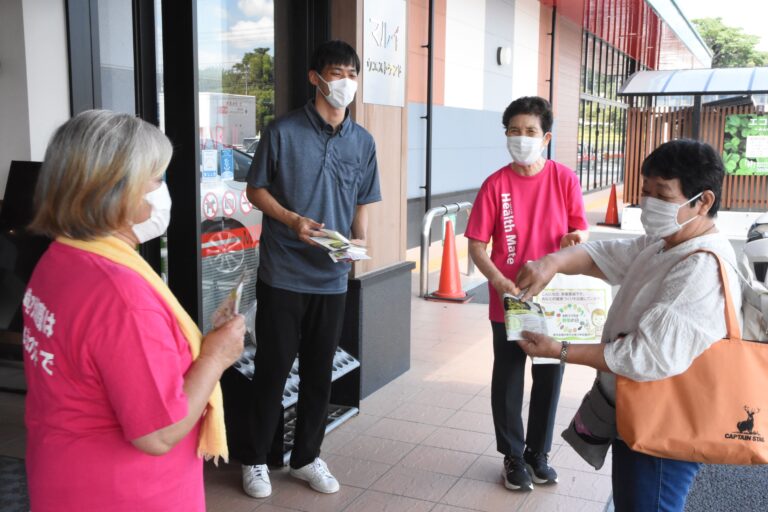 おすすめの野菜レシピを配る栄養委員=岡山県津山市で