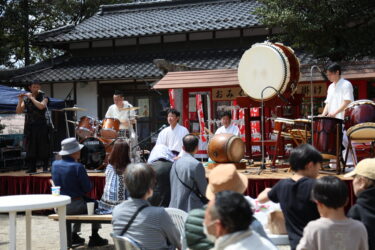 「神鳴KAMI-NARI」と河原宮司らによる奉納