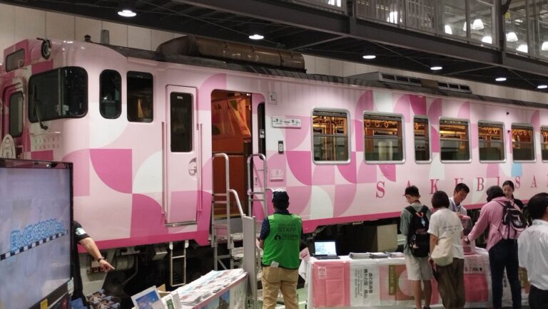 京都鉄道博物館で特別展示された観光列車「SAKU美SAKU楽」=京都府京都市で