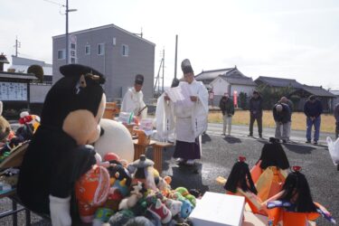 しめやかに営まれた人形供養祭=岡山県津山市で