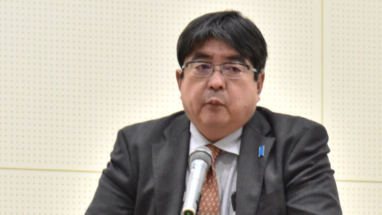 講演する産経新聞論説委員の阿比留瑠比さん=岡山県津山市で